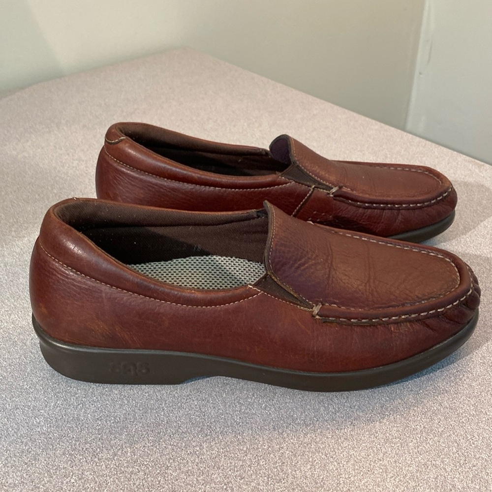 Sas - women’s twin slip-on leather loafers. Size 8